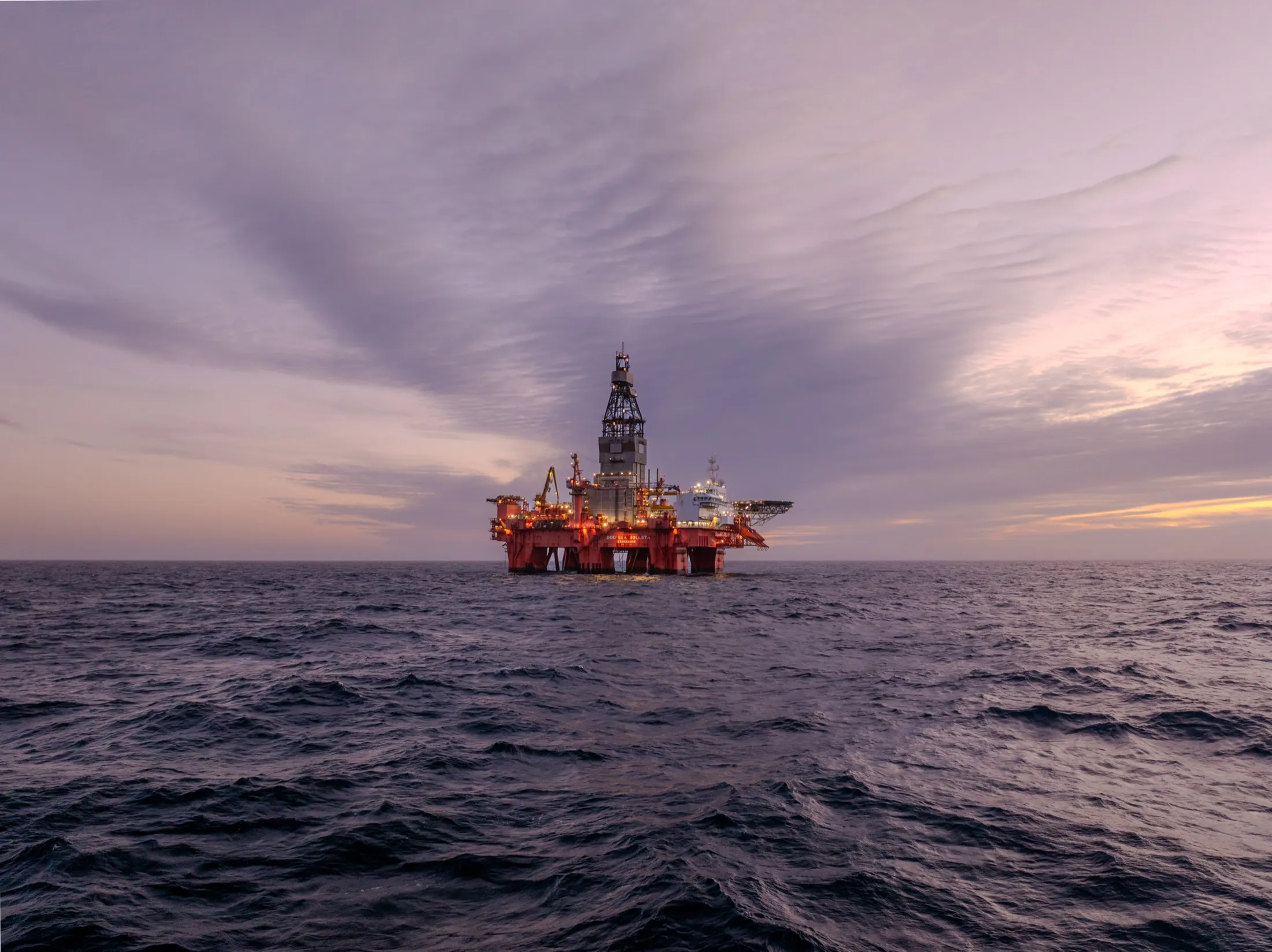 Dronefoto av boreriggen Deepsea Bollsta til havs i skumring – Zm Media